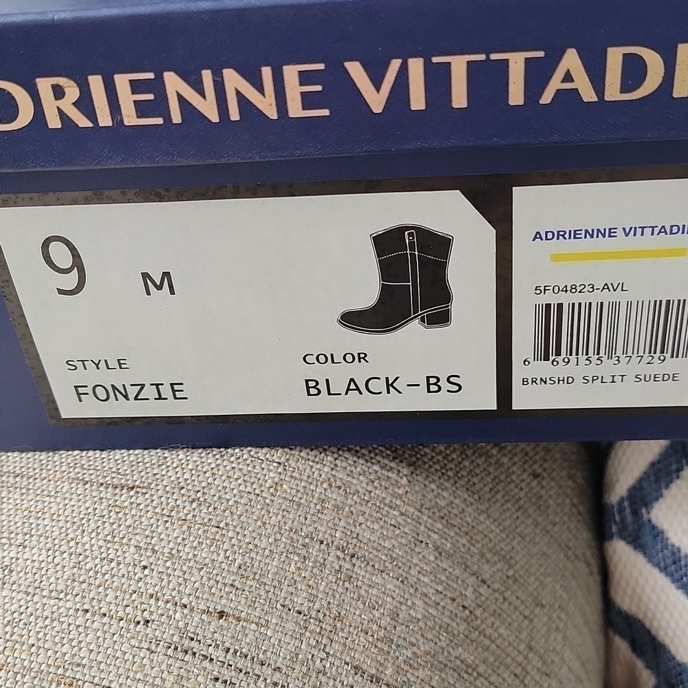 Adrienne Vittadini Fondzie Black Suede boots 9 - Picture 11 of 11